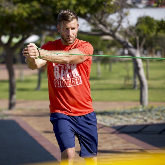 Treino outdoor com bandas elásticas FLEXVIT