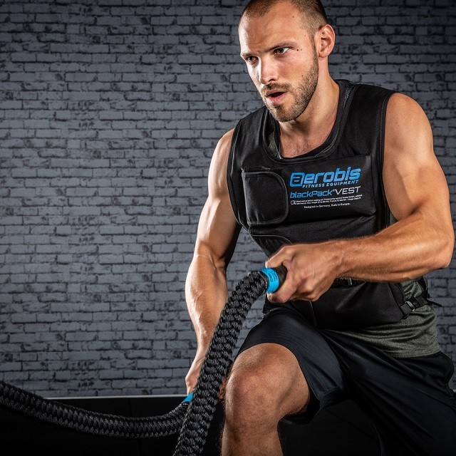Atleta a usar Aerobis Blackthorn Corda de Treino com colete Blackthorn