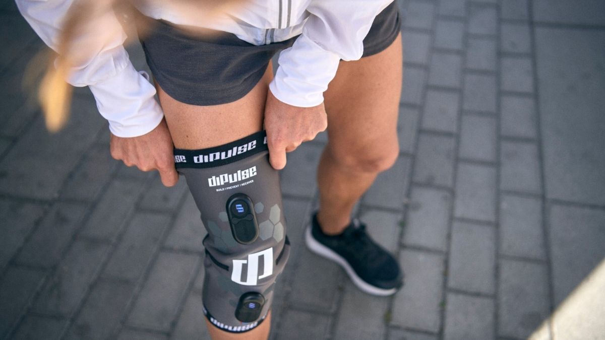joelheira de eletroestimulação diPulse SMARTKNEE em utilização