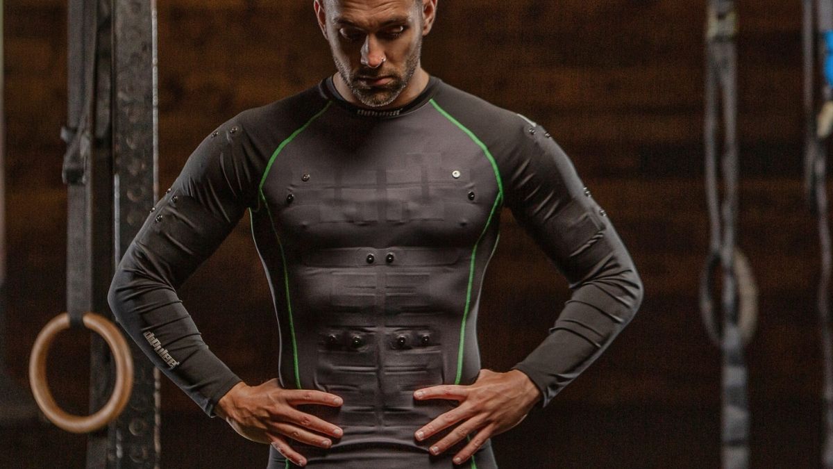 Camisola de compressão com electroestimulação durante um treino de crossfit
