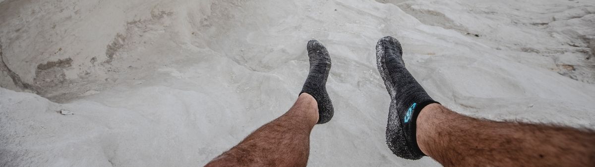 Calçado barefoot Skinners no mar